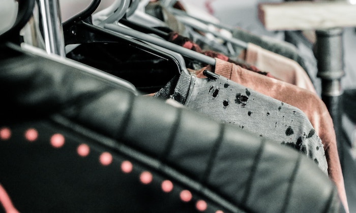 shops that sell suitcases