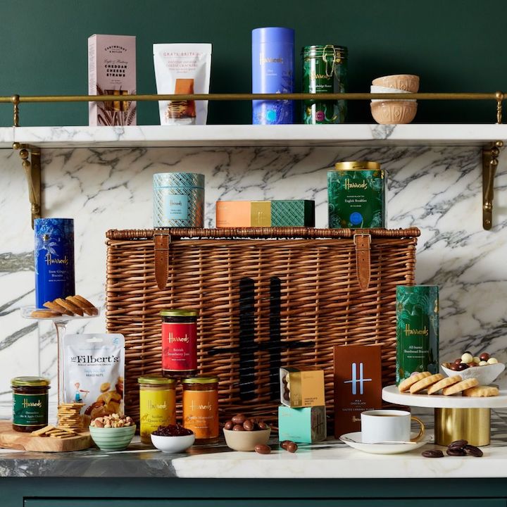 hampers gifts gift hamper holidays festive food christmas hong kong lifestyle harrods family sharing hamper sweet savoury treats preserves coffee
