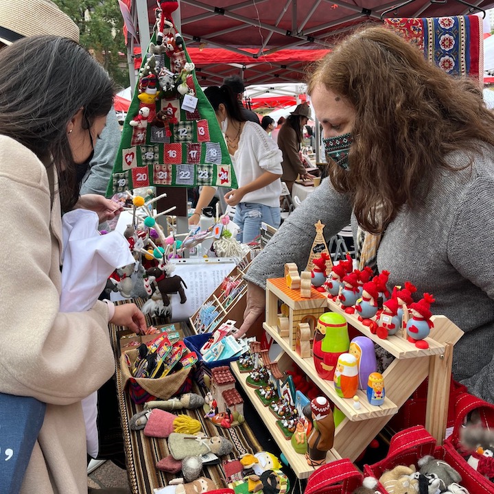 https://www.sassyhongkong.com/wp-content/uploads/2023/11/2023-christmas-markets-in-hong-kong-holiday-fairs-festive-bazaars-november-december-discovery-bay-christmas-market-plaza-lantau.jpeg