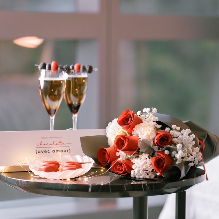 best hong kong hotels chinese new year valentine's day hotel staycation offers packages february 2024 avec amour valentine's day room package le meridien hong kong choclates cocktails rose bouquet