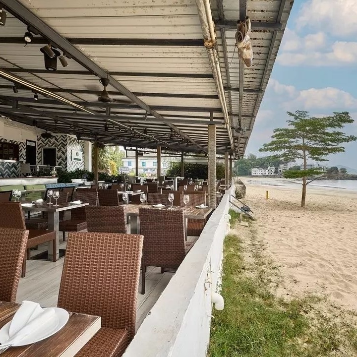 Seaview restaurant hong kong, beachside restaurant hong kong, restaurant with a view: Bathers, Lantau Island