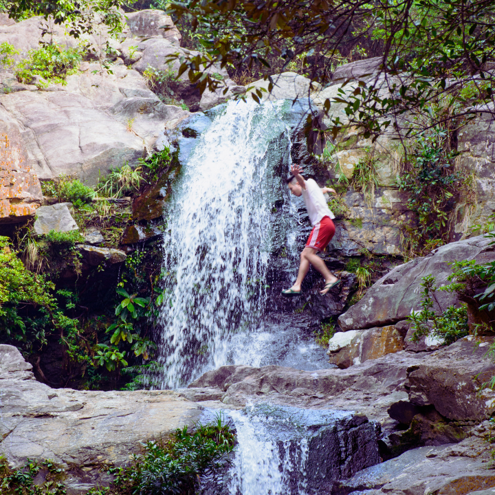 Hidden gem waterfall and rock pool in Hong Kong, Ping Nam Stream! A quick minibus ride and 35-minute hiking trail, and you’re there!