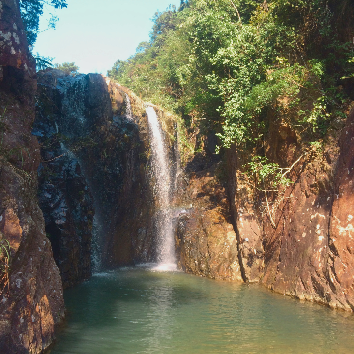 hong kong waterfall tai tam mound