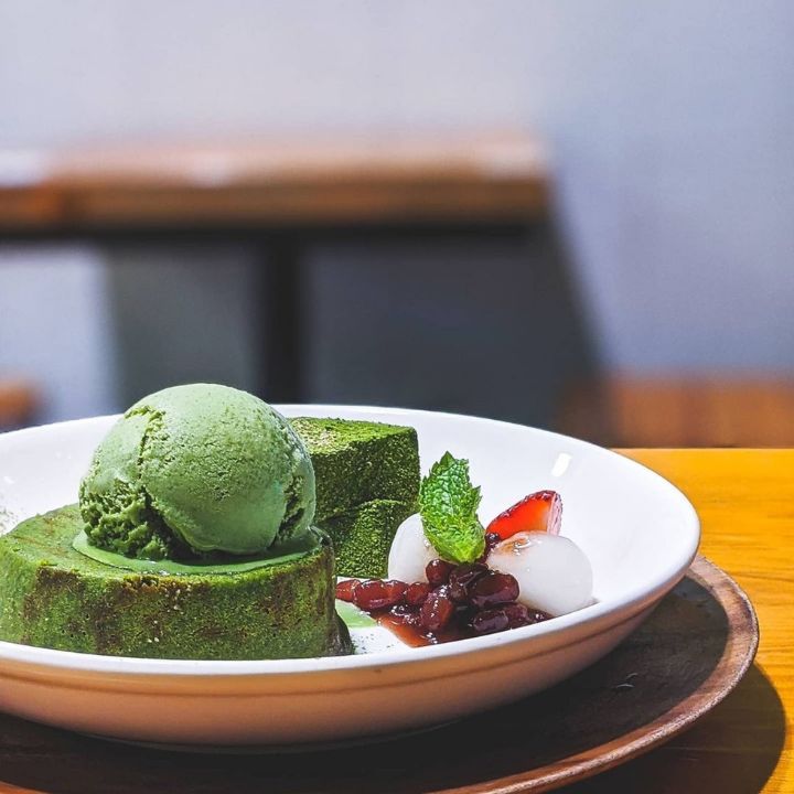 Matcha lava cake from MATSUYA Dessert & Restaurant, is a must-try matcha Hong Kong locations. 