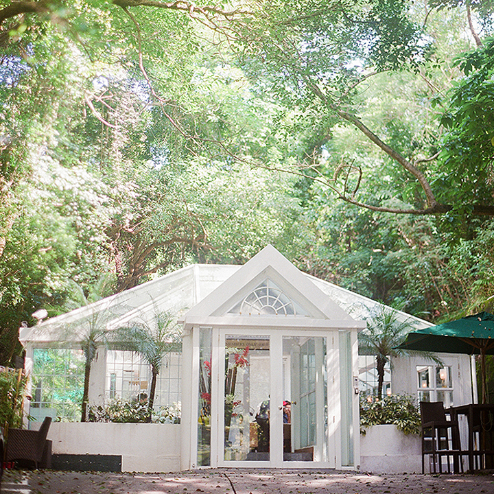 alternative and historical wedding venue at crown wine cellar hong kong