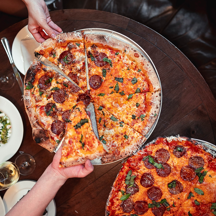 New York style pizza at Fini's italian trattoria and pizzeria in wan chai, weekday lunch set finis hong kong