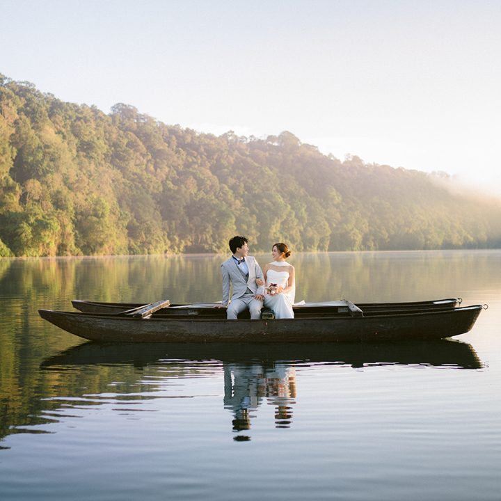 couple on a boat on wedding day, michelle kwok photography for best wedding photographers in hong kong