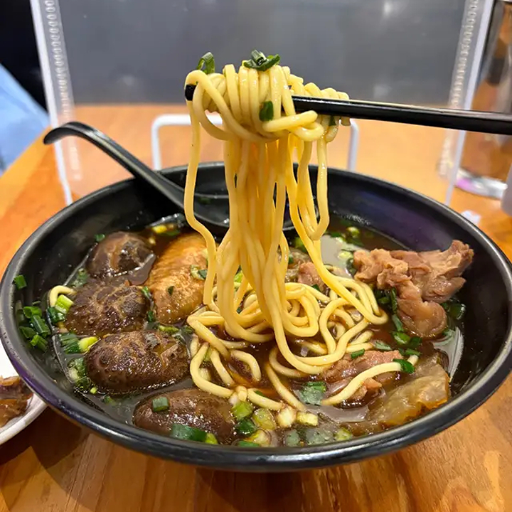 best cart noodles in hong kong: Min Jun in Causeway Bay HK for retro local vibe