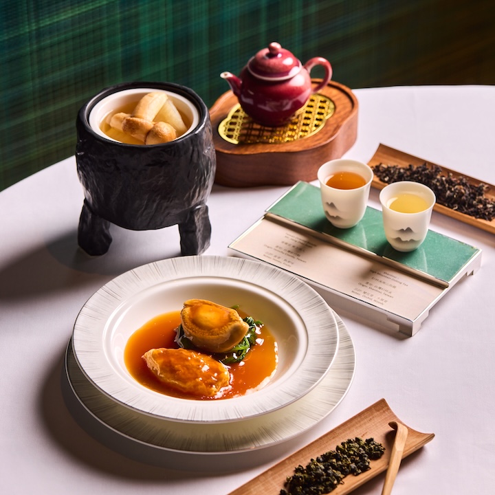 group shot of Shanlinxi High Mountain Oolong Tea, Chef’s Dim Sum Selection and Double Boiled Fish Maw, Matsutake Mushroom in Supreme Soup from lai ching heen tea tasting menu