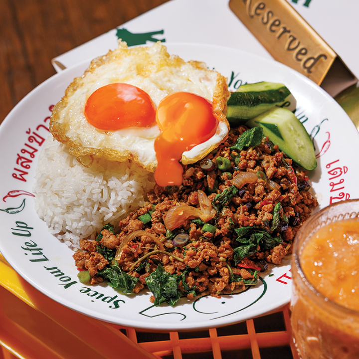 thai food dish from Tommy Yummy, YUMMY 打拋豬肉碎煎雙蛋飯 (背景有奶茶).jpg 的副本