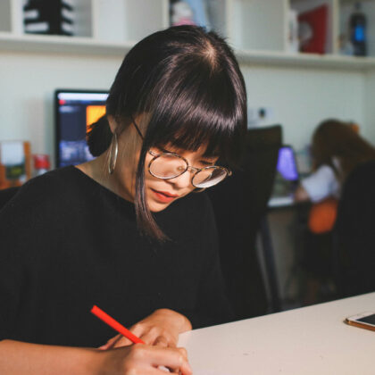 woman studying chinese in a class in Hong Kong, where to learn mandarin and find cantonese teachers in HK