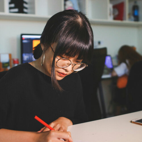 woman studying chinese in a class in Hong Kong, where to learn mandarin and find cantonese teachers in HK