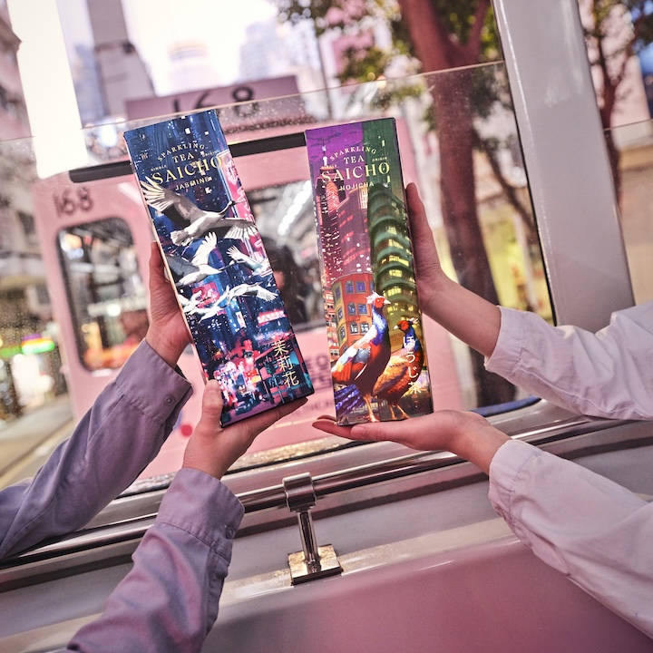 Saicho, the Hong Kong-British sparkling tea, opens its first-ever pop-up at Hong Kong International Airport, a homecoming for a brand born between two cities. To mark it, we’ve created a limited-edition gifting series with acclaimed Hong Kong artist Jonathan Jay Lee, available exclusively at HKIA.