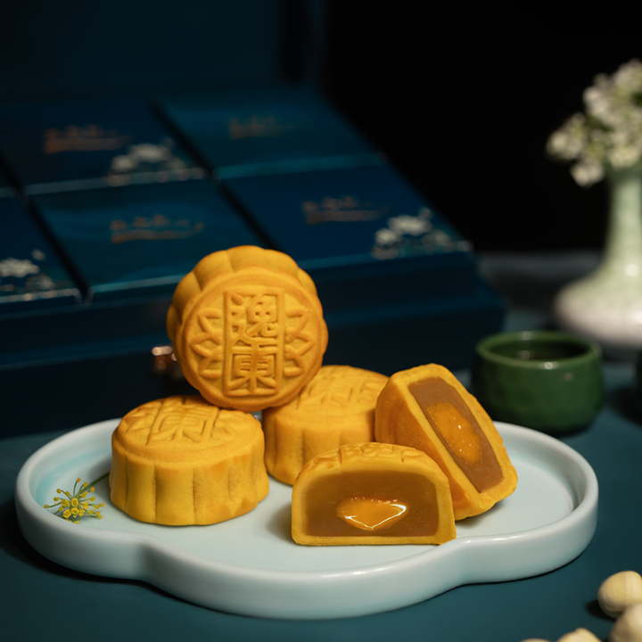 Plate of Mooncakes from Yat Tung Heen with its gift box in the background, 2026 mooncake collection from Eaton HK's Yat Tung Heen