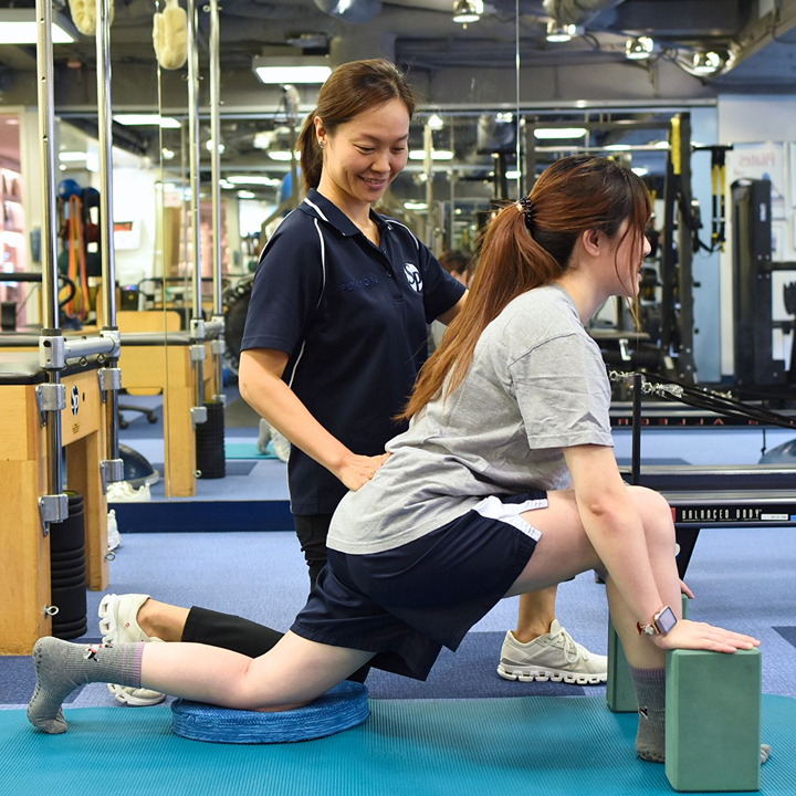 physiotherapist working with a client at Sportsperformance Physiotherapy in Hong Kong